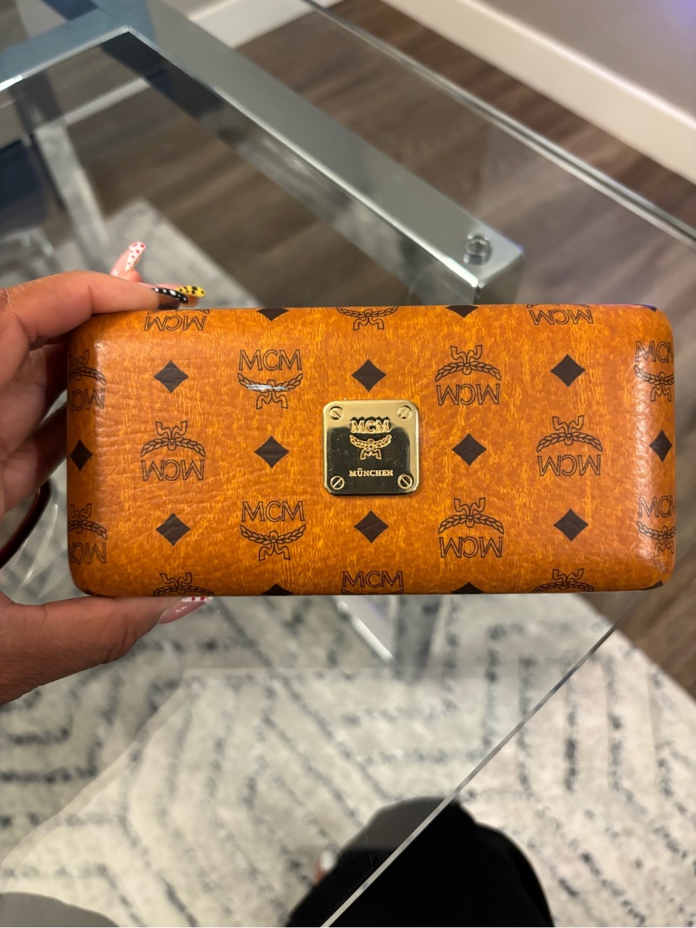 Two-Tone MCM glasses with case included - Picture 5 of 8